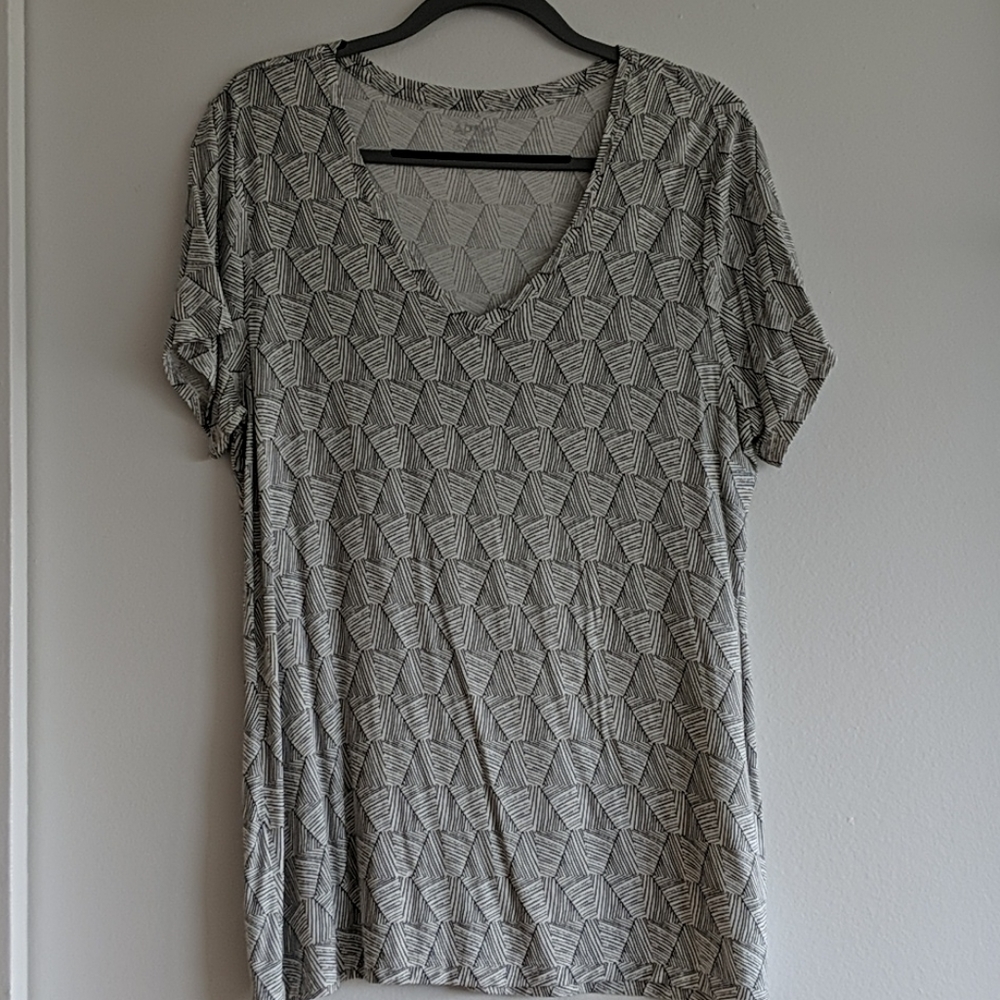 Apt-9 modern essentials woman's v-neck